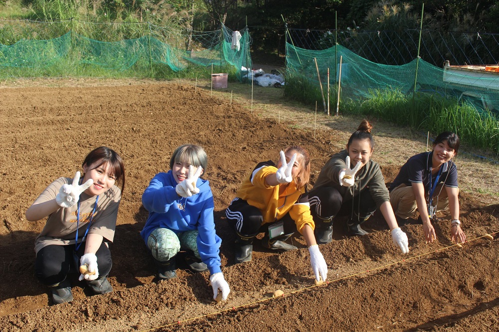 http://www.senvus.com/village/wp/wp-content/uploads/blog_img_pop/students%20planting%20potatoes.jpg