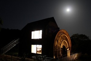 07水車小屋と満月.jpg