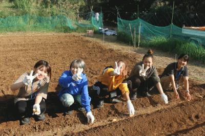 students planting potatoes.jpg